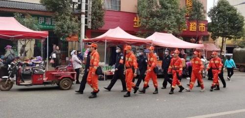 &ldquo;警察蓝&rdquo;+&ldquo;红袖标&rdquo; 守护群众平安